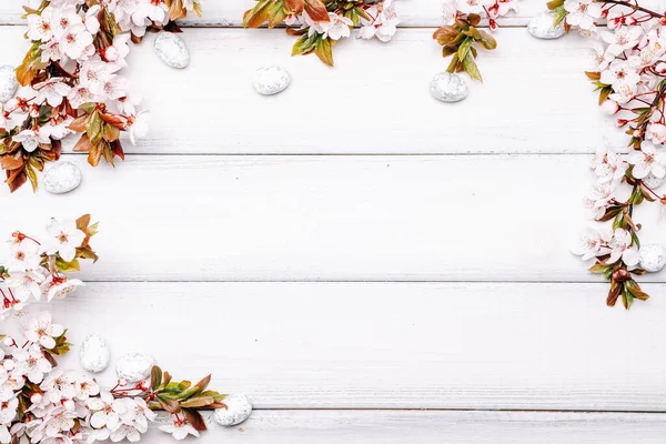 Paaswitte Achtergrond Voorjaarsbloemenrand Wit Vrolijk Paaseieren Houten Voorjaarsachtergrond Pasen Kaart Stockafbeelding