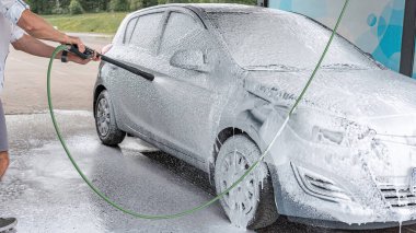 Otomobil yıkama servisi. Araba temizleme sabunu köpüğü. Islak basınçlı parlaklık detayı