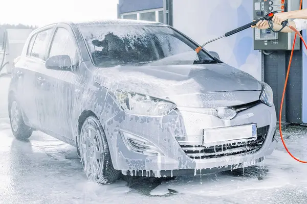 Araba yıkama. Araba temizleme sabunu köpüğü. Püskürtme baloncukları Islak ışık