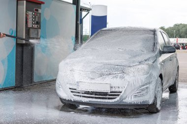 Araç temizliği. Otomobil yıkama sabunu. Köpük püskürtme su dış detay