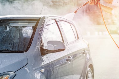 Araba yıkama. Araba temizleme sabunu köpüğü. Püskürtme baloncukları Islak ışık