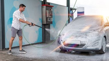 Araba yıkama geçmişi. Araba yıkama istasyonu köpüğü. Kişisel servis detayı sıçrıyor