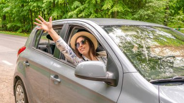 Seyahat arabası. Aile gezisi taşra aracı. Ebeveynlerinin kızı yaz tatilinde dışarı çıkmış.