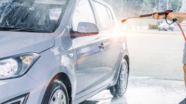 Otomobil yıkama. Araba köpüğü spreyi. Parlak ıslak araç temizliği