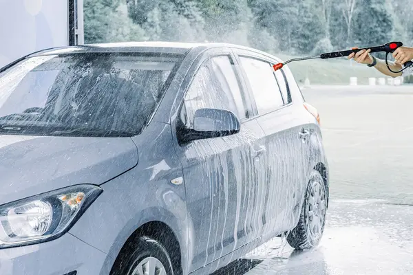 Araba yıkama geçmişi. Araba yıkama istasyonu köpüğü. Kişisel servis detayı sıçrıyor