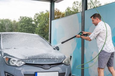 Araba yıkama geçmişi. Araba yıkama istasyonu köpüğü. Kişisel servis detayı sıçrıyor