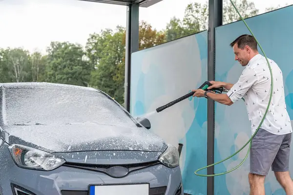 Araba yıkama geçmişi. Araba yıkama istasyonu köpüğü. Kişisel servis detayı sıçrıyor