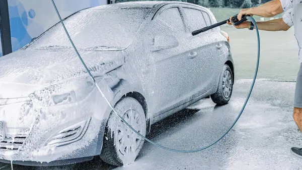 Araba yıkama. Araba temizleme köpüğü sabun köpükleri. Sprey su aracı ıslak parlıyor.