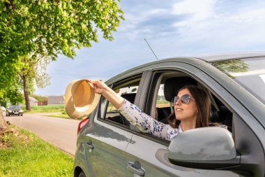 Seyahat eden çift. Erkek kadın araba yolculuğu. Birlikte gülümseyen güneş gözlükleri