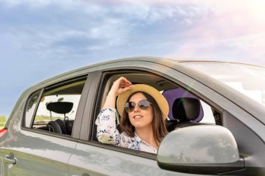 Seyahat eden çift. Erkek kadın araba yolculuğu. Birlikte gülümseyen güneş gözlükleri