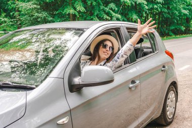Seyahat eden çift. Erkek kadın araba yolculuğu. Birlikte gülümseyen güneş gözlükleri