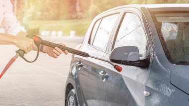 Araba yıkama geçmişi. Araba yıkama istasyonu köpüğü. Kişisel servis detayı sıçrıyor