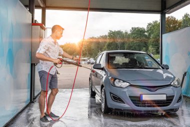 Araba yıkama geçmişi. Araba yıkama istasyonu köpüğü. Kişisel servis detayı sıçrıyor