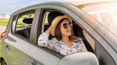 Aile arabada. Erkek kadın çocuk seyahat ediyor. Yaz macerası yol gülümsemesi