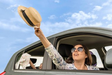Çocuklu bir aile. Araba yolculuğu ile seyahat et. Haftasonu güneşli.