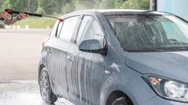 Araç temizliği. Otomobil yıkama sabunu. Köpük püskürtme su dış detay