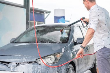 Araba yıkama geçmişi. Araba yıkama istasyonu köpüğü. Kişisel servis detayı sıçrıyor