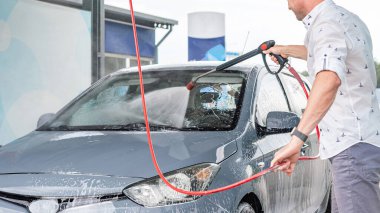 Araba yıkama geçmişi. Araba yıkama istasyonu köpüğü. Kişisel servis detayı sıçrıyor