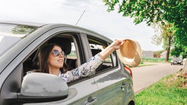 Araba gezisi ailesi. Ebeveyn çocuk aracı. Kırsal kesimde özgürlük gün ışığı