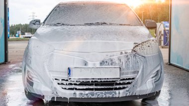 Sprey araba yıkama. Köpüklü su sabun köpüğü. Kişisel servis basıncı ıslak