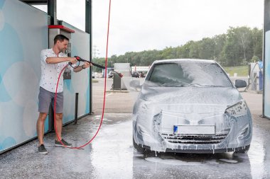 Araç temizliği. Otomobil yıkama sabunu. Köpük püskürtme su dış detay