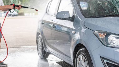 Araba yıkama. Araba temizleme sabunu köpüğü. Püskürtme baloncukları Islak ışık