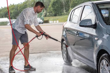 Araba yıkama. Araba temizleme köpüğü sabun köpükleri. Sprey su aracı ıslak parlıyor.