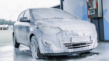 Araba yıkama geçmişi. Araba yıkama istasyonu köpüğü. Kişisel servis detayı sıçrıyor