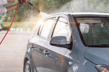 Otomobil yıkama servisi. Araba temizleme sabunu köpüğü. Islak basınçlı parlaklık detayı