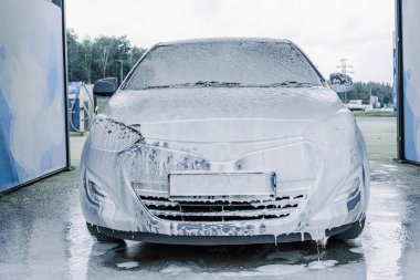Araç temizliği. Otomobil yıkama sabunu. Köpük püskürtme su dış detay