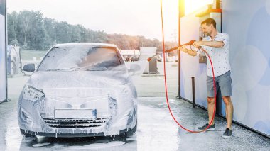 Araba yıkama. Araba temizleme sabunu köpüğü. Püskürtme baloncukları Islak ışık