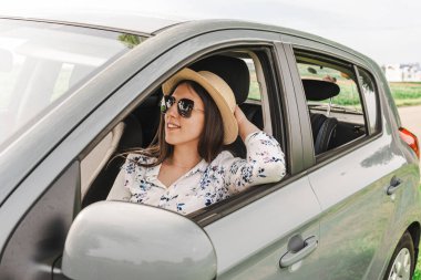Arabada bir çocuk var. Aile tatili yolu. Koltuk özgürlüğü yazı
