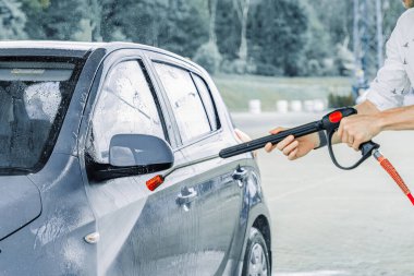Otomobil yıkama. Araba köpüğü spreyi. Parlak ıslak araç temizliği