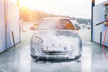 Araç temizliği. Otomobil yıkama sabunu. Köpük püskürtme su dış detay