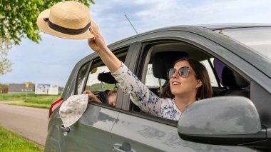 Araba gezisi. Aile tatili macerası. İnsanlar bagaj taşır