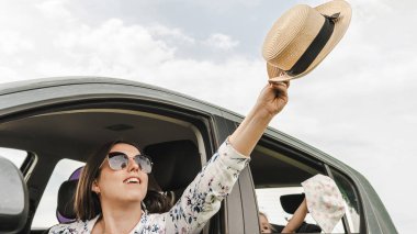 Çocuklu bir aile. Araba yolculuğu ile seyahat et. Haftasonu güneşli.