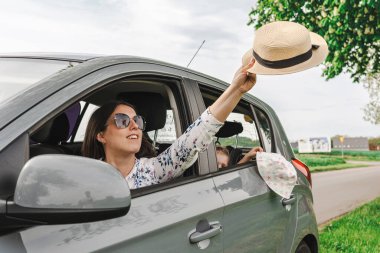 Araba gezisi. Aile aracı. Yaz kırsal macerası