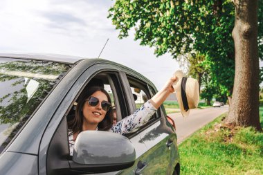 Arabada bir çocuk var. Aile tatili yolu. Koltuk özgürlüğü yazı