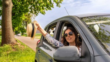 Seyahat arabası. Aile gezisi taşra aracı. Ebeveynlerinin kızı yaz tatilinde dışarı çıkmış.