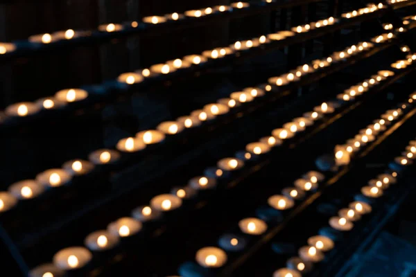 Απεσταλμένες Σειρές Κεριών Μια Εκκλησία — Φωτογραφία Αρχείου