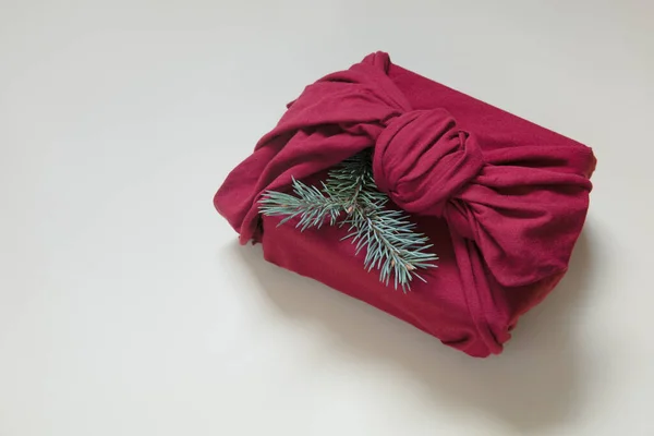 潮流零浪费礼物包装 可持续设计概念 乳白色背景的洋红面料圣诞礼物 — 图库照片