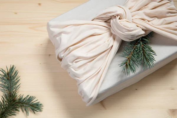 零浪费礼物包装 可持续设计概念 米色圣诞礼物 木制背景上有云杉枝条 — 图库照片