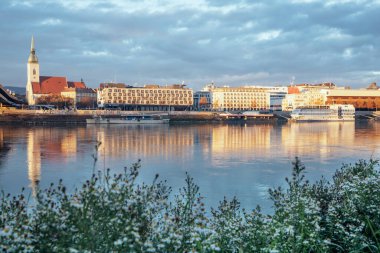 Bratislava, Slovakya 'nın başkenti. Tuna Nehri 'nin kıyısındaki setin manzarası