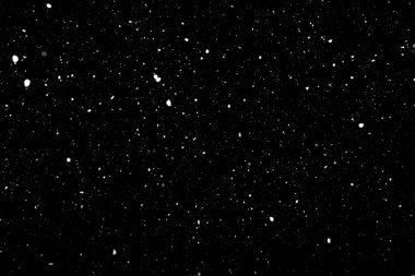 Karanlık gökyüzünde yağan gerçek kar donması hareketi. Beyaz kar taneleri için siyah arkaplan dokusu, kış havası