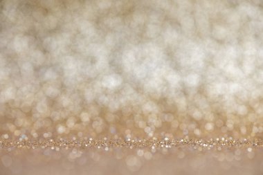 Pırıl pırıl altın desenli. Kutlamanın arka planı bulanık. Seçici odak, ön görünüm, kopyalama alanı