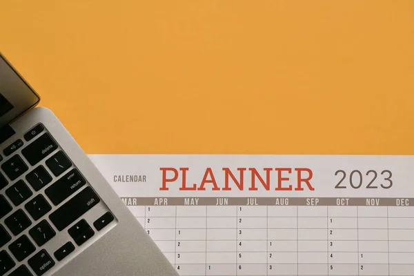 2023 Planner Kalender Met Computer Laptop Bovenaanzicht Kopieer Ruimte — Stockfoto