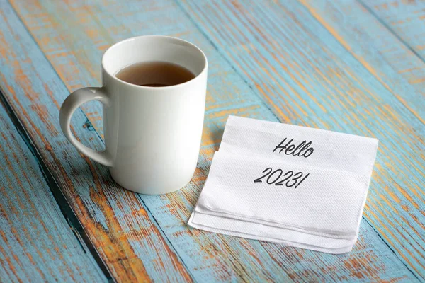 Hola 2023 Servilleta Blanca Junto Una Taza Café Bienvenido Concepto —  Fotos de Stock