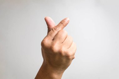 Korece aşk sembolü parmaklarla. Bir erkek parmağı kalp şeklini tasvir eder..