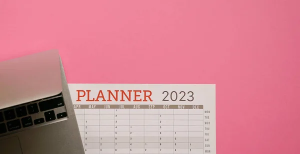 2023 Planner Kalender Met Computer Laptop Bovenaanzicht Kopieer Ruimte — Stockfoto