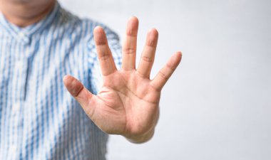 Elinde dur işareti olan bir adam..